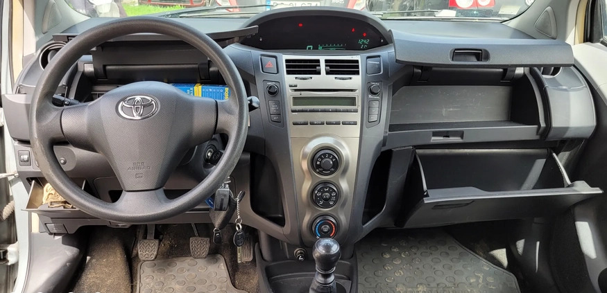 Toyota Yaris cena 13000 przebieg: 235000, rok produkcji 2009 z Poznań małe 211